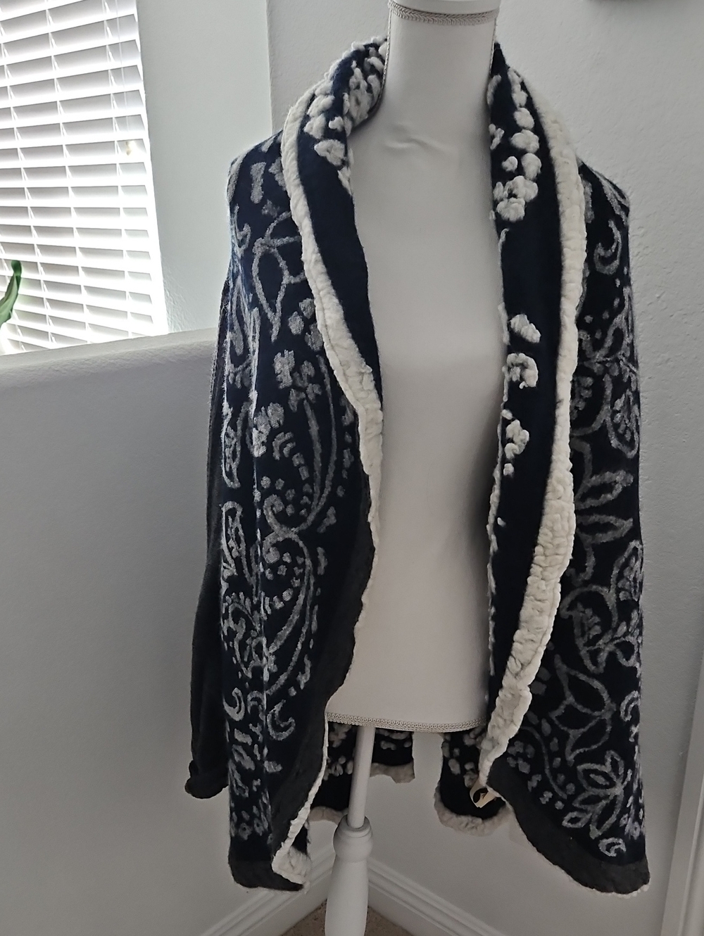 ANTHROPOLOGIE Cozy NAVY and Cream Women's Cardigan Sweater